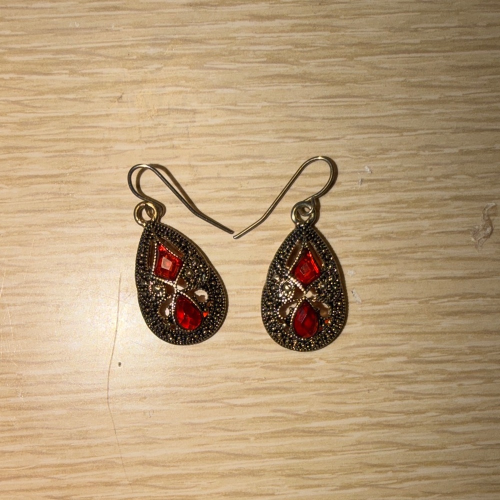 Vintage-Inspired Red Teardrop Dangle Earrings